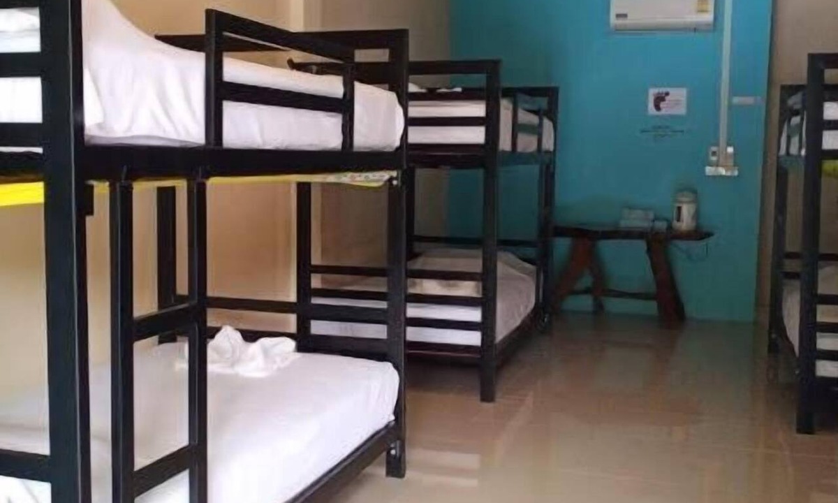 Khlong Sok Hostel | painting family hostel