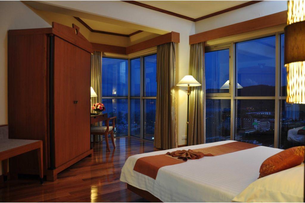 Patong Hotel | Paradise Suite Room, Partial Seaview #09
