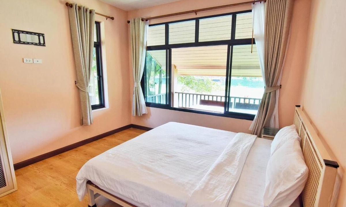 Si Maha Phot Hotel | Pirom Lake And Resort