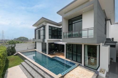 San Sai House | Private Pool Villa 6 Bedroom - Yard Cottage Chiang Mai