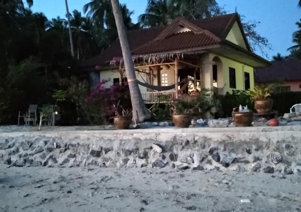 Thong Krut House | Right on the beach house