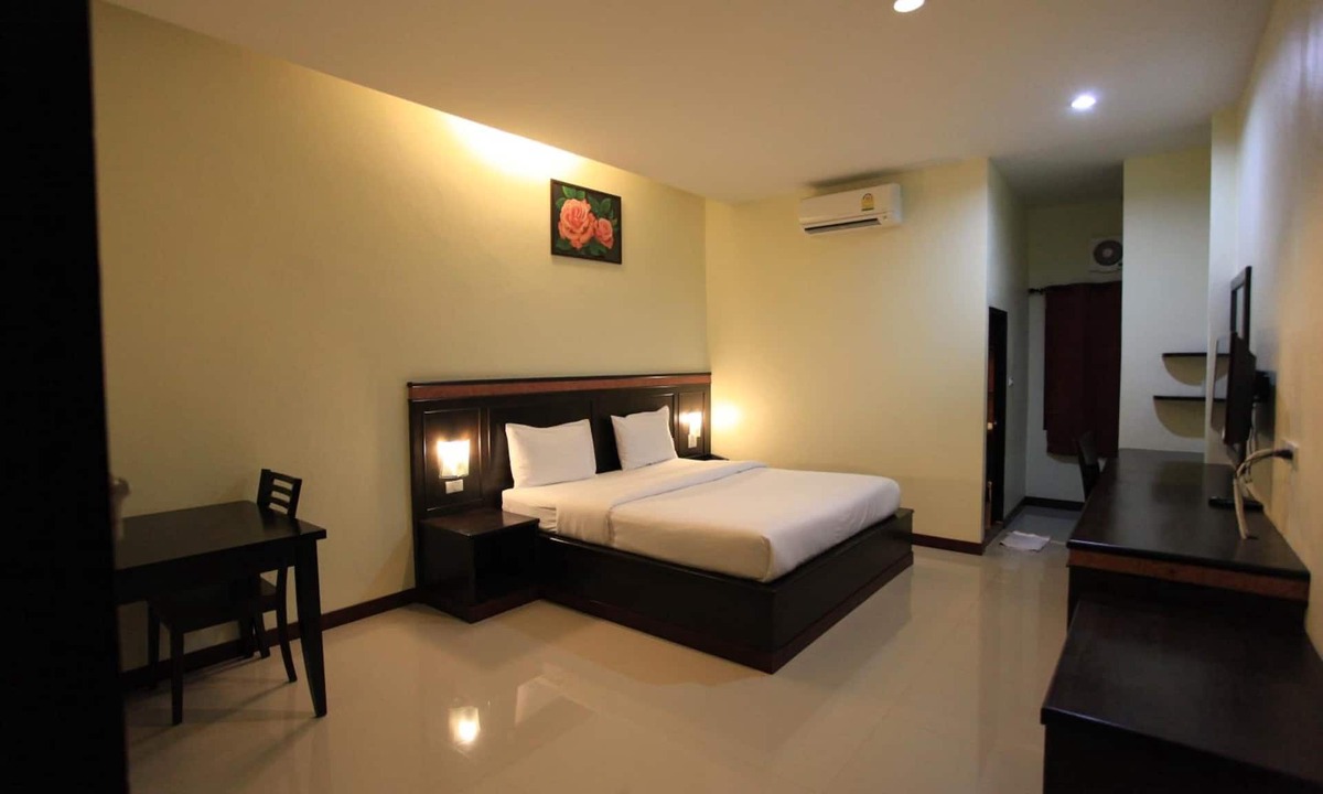 Chumphon Hotel | Room Place
