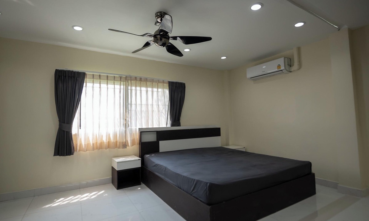 Phra Khanong Nuea House | Spacious 3 Bedroom Duplex home on Sukhumvit near BTS Phra Khanong