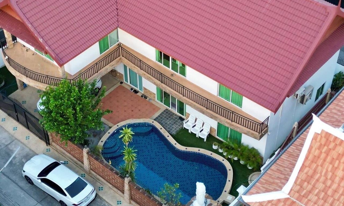 Central Pattaya House | Spacious 5-bedroom house in terrific Muang Pattaya with AC and fitness room