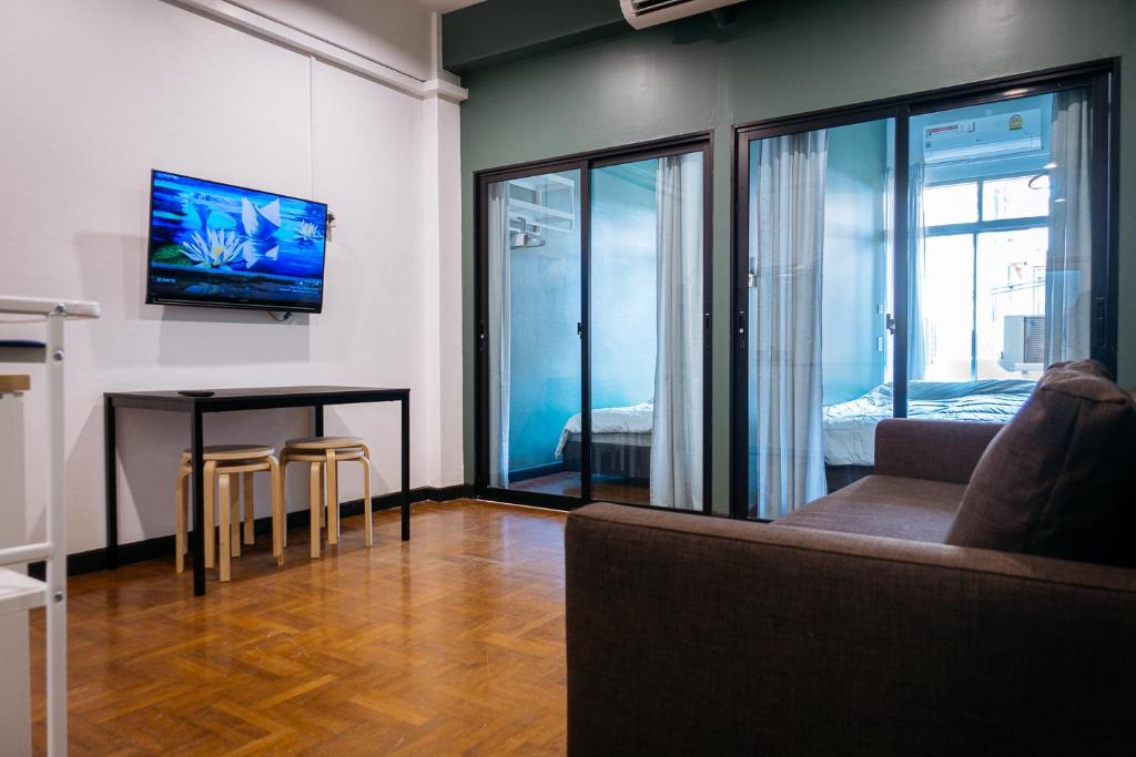 Khlong San Apartment | T3 TWO Bedrooms WIFI Full kitchen 1 min to BTS