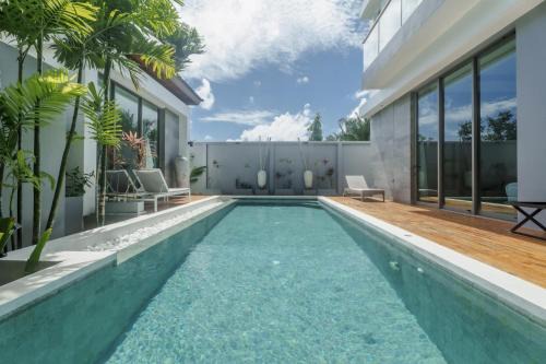 Choeng Thale Villa | Teak 5 BR Pool Villa Bang Tao Airport Shuttle