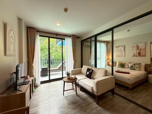 Patong Hotel | The Deck Patong Phuket by Mickey