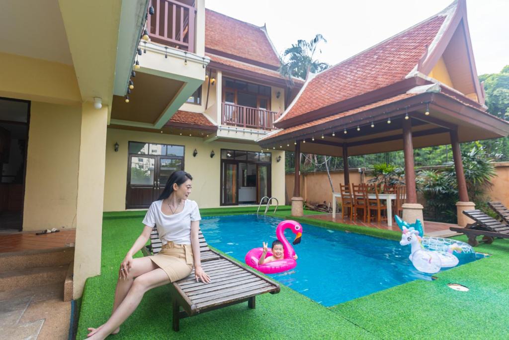 Jomtien House | The Midas Pool Villa 4BR Thai stye BBQ Terrace Phatumnak Hill