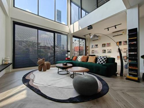 Khlong Tan Nuea Villa | Thonglor 4-story modern art villa Free WiFi Netflix