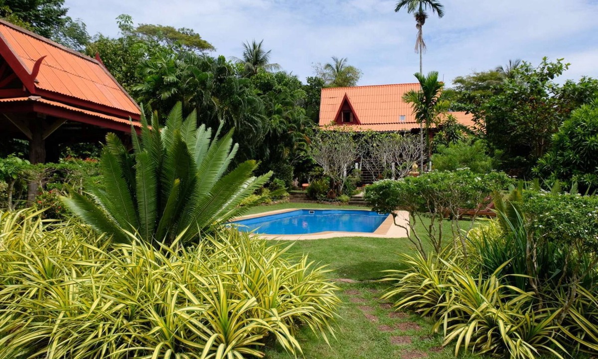Nuea Khlong Villa | Two Kingsize bedrooms with air conditioning 1 double bedroom with fans