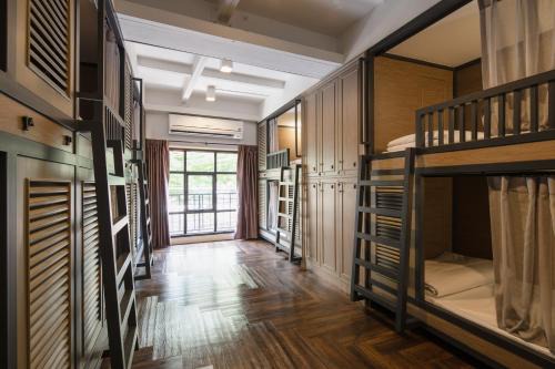 Bang Rak Hostel | Warm Window Silom