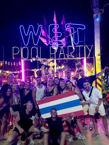 Baan Tai Hostel | WET Pool Party Haad Rin