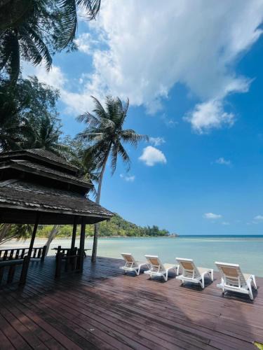 Chaloklum House | Wooden villa in resort with pool, 100m from the beach