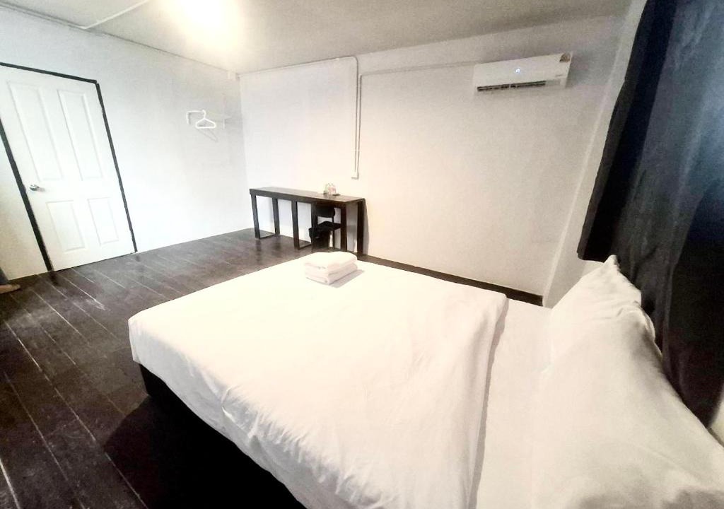Wat Bowon Niwet Hostel | XxMitr Inn Khaosan Road - มิตร อินน์ ถนนข้าวสาร