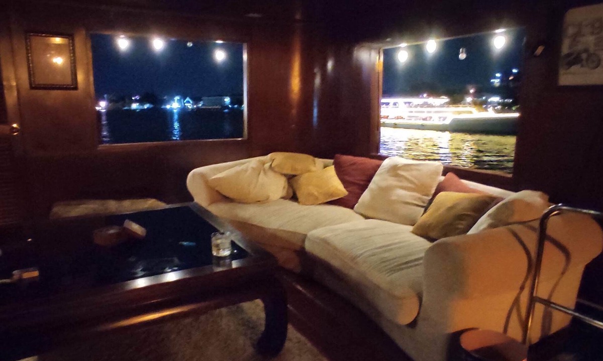 Phra Borom Maha Ratchawang Boat Rental | Your homestay on the Chao Phraya River in Bangkok, next to the Grand Palace
