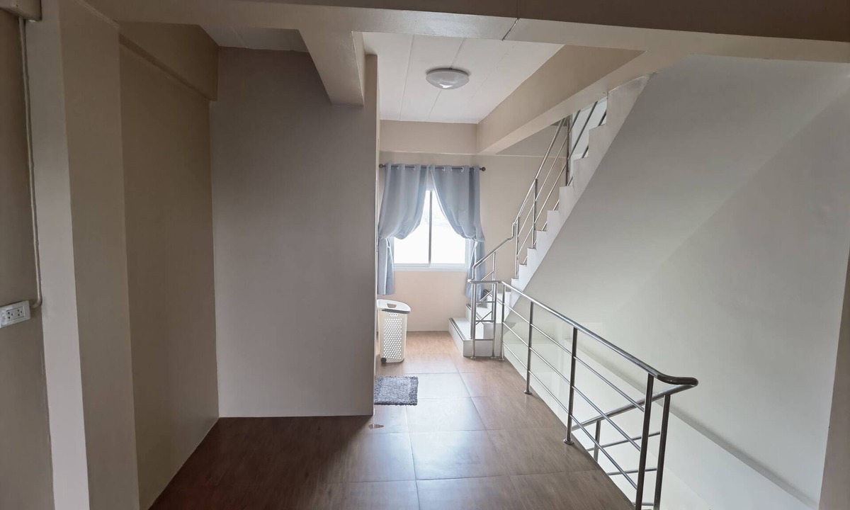 Nakhon Chai Si Hostel | YYK Hostel 24