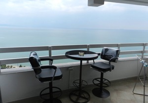 Jomtaen Plaza Condotel. Front view