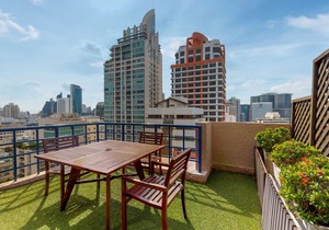 Siri Sathorn Apartment - 1904