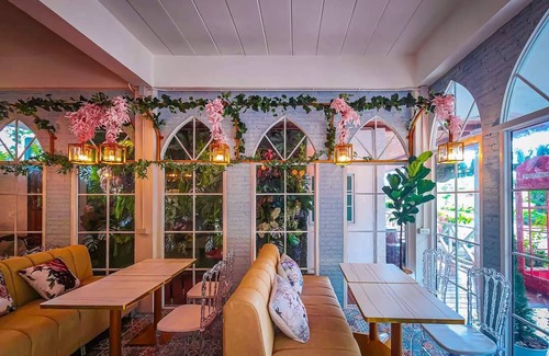 Nakhon Si Thammarat Hotel | 170 m² Hotel ∙ 2 bedrooms ∙ 6 guests