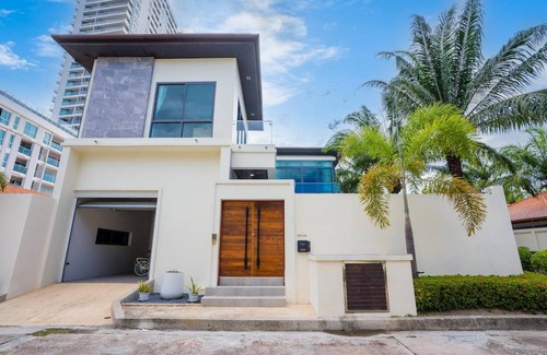 Pratumnak Hill House | 250 m² House ∙ 4 bedrooms ∙ 10 guests