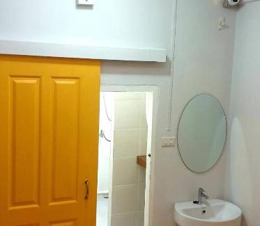 Khlong Toei Nuea Hostel | Asok Montri Hostel