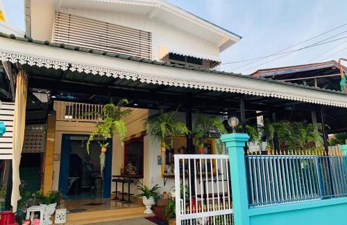 Thani Hostel | Baan Mae Somkid Homestay