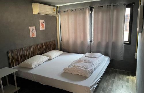 Khlong San Hostel | Brio Cafe and Hostel