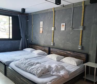 Khlong San Hostel | Brio Cafe and Hostel