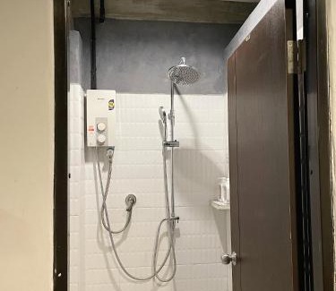 Khlong San Hostel | Brio Cafe and Hostel