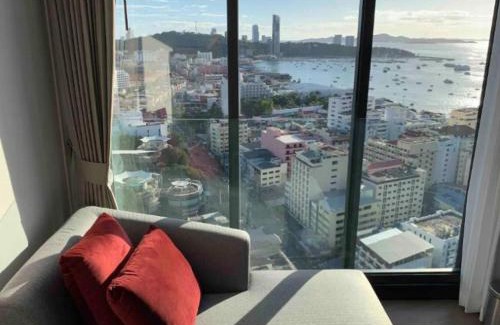 Pattaya Bay Apartment | Edge Central Pattaya SeaView with Infinity Pool & Free Netflix