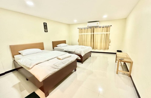 Chana Songkhram Hostel | Hostel ∙ 8 guests
