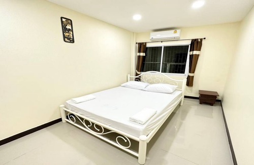 Chana Songkhram Hostel | Hostel ∙ 8 guests