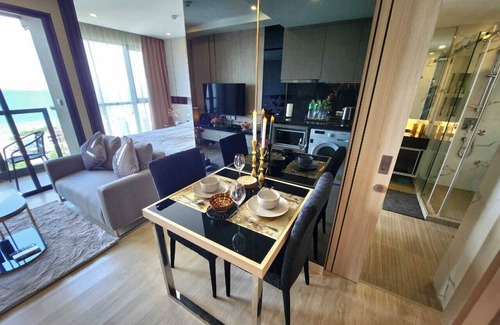 Jomtien Apartment | Luxury suite with sea view - 200 meters from the beach!