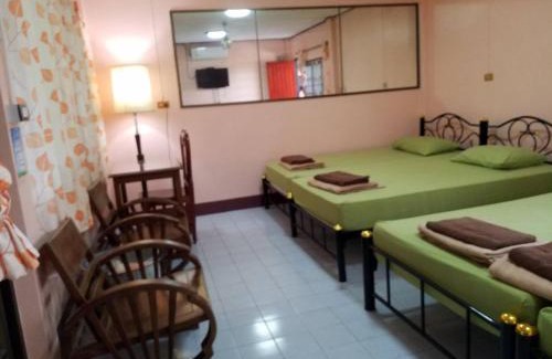 Bang Phra Hostel | Punnpannsuk