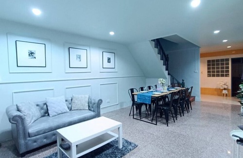 Phra Khanong Nuea House | S81 10mins BTS Skytrain Onnut station Free wi-fi 7-11