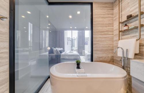 Khlong Toei Nuea Apartment | Spacious 115sqm Sleeps up to 6 Central Asoke Nana Close to MRT and BTS