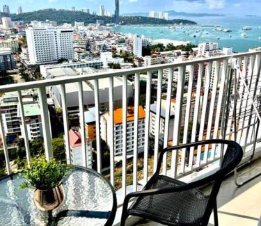 Pattaya Bay Apartment | The Base Central PATTAYA Long Balcony King-Bed with Infinity Pool & Free Netflix