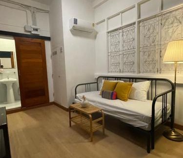 Pom Prap Hostel | The Open House Cafe and Hostel