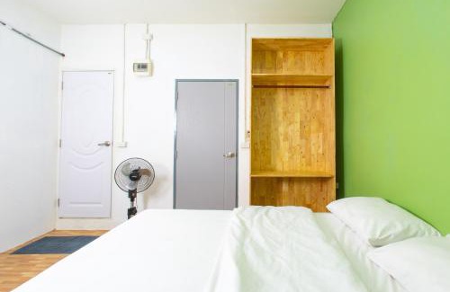 Thung Maha Mek Hostel | Tom Guest House ทอมส์ เกสต์เฮ้าส์