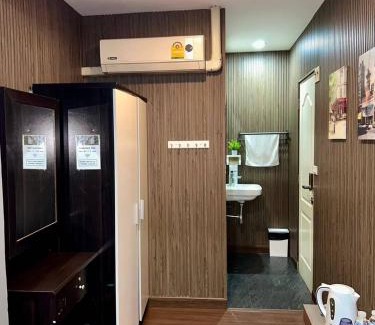 Bangkok Central Business District Hostel | Usman Halal Home