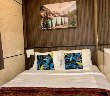 Bangkok Central Business District Hostel | Usman Halal Home