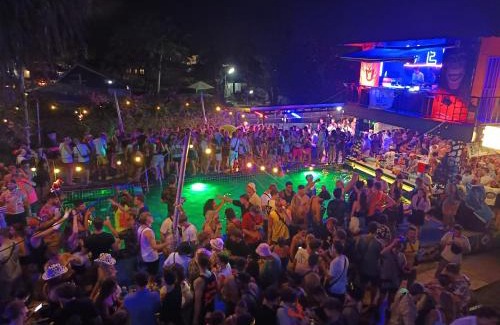 Baan Tai Hostel | WET Pool Party Haad Rin