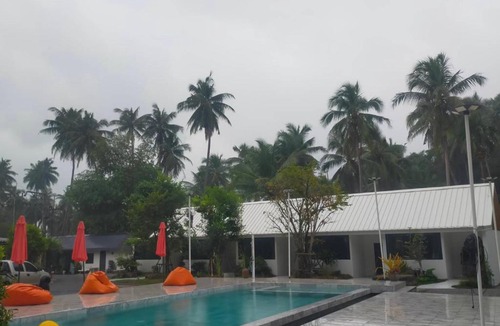 Sichon Resort | คิงคองพูลวิลล่าเขาพลายดำ