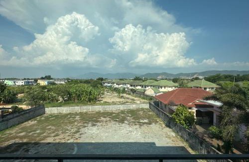 Saen Suk Hostel | ต้นทะเล 2 หนองมน