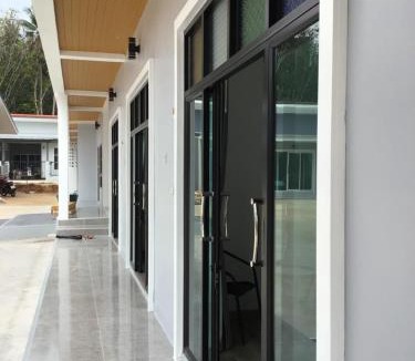 Lang Suan Hotel | โรงแรมกระดุมทอง