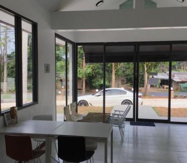 Lang Suan Hotel | โรงแรมกระดุมทอง