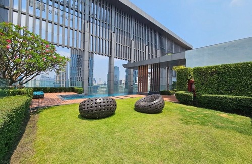 Sukhumvit House | 1BR Condo with Jacuzzi 5 Min Walk to Phrom Phong BTS
