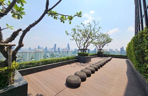 Sukhumvit House | 1BR Condo with Jacuzzi 5 Min Walk to Phrom Phong BTS