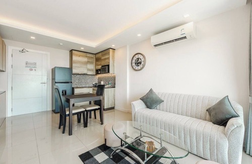 Kamala House | 1BR Rooftop Pool & Gym 800m to Beach-city gate C191