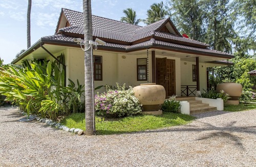 Thong Krut Villa | 1BRM Beachfront Villa with pool & garden